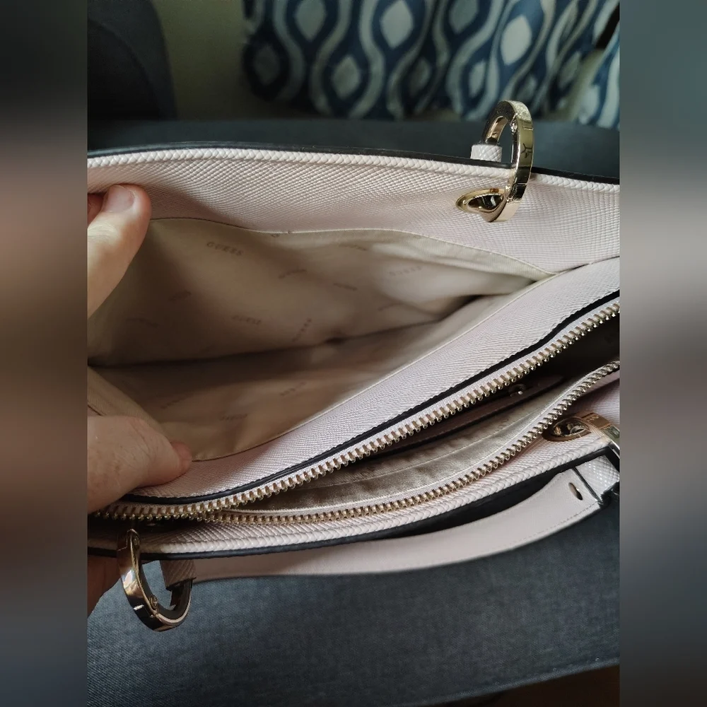 Guess Light Pink Shoulder Bag - New Without Tags - Picture 7 of 8